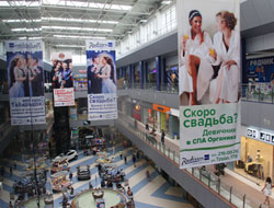 Подвесные флаги в центральном атриуме